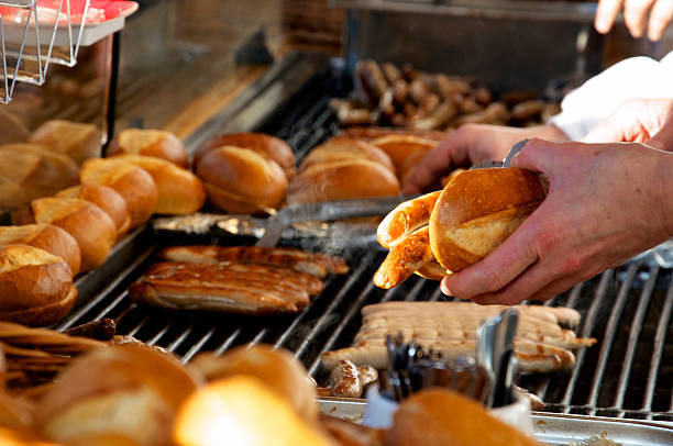 frito enchidos - sausage bratwurst barbecue grill barbecue imagens e fotografias de stock