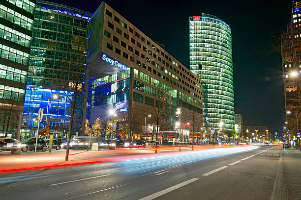 berlin potsdamer ulica światło trasy w nocy - commercial sign street light illuminated lighting equipment zdjęcia i obrazy z banku zdjęć