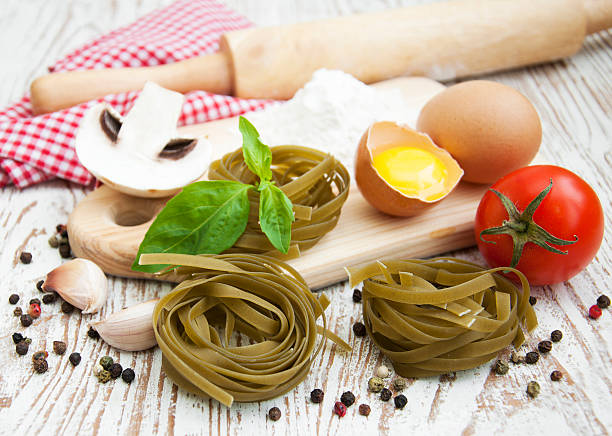 las pastas caseras sin procesar - vegitables in kitchen fotografías e imágenes de stock