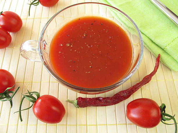 soupe de tomate épicée et de piment - küchenkräuter photos et images de collection