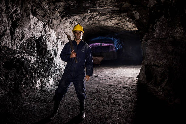 minero trabajando en una mina subterránea - mine of salt fotografías e imágenes de stock