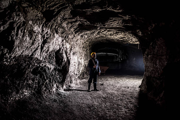 minero trabajando en una mina subterránea - mine of salt fotografías e imágenes de stock