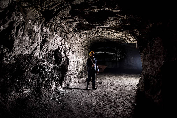 mineur travaillant dans une mine souterraine - sous terre photos et images de collection