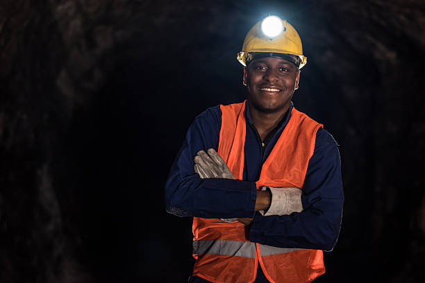 minero feliz trabajando en la mina - mine of salt fotografías e imágenes de stock