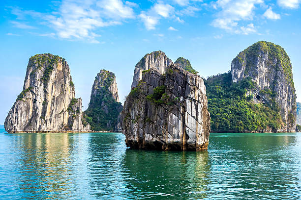 schöne landschaft in der halong-bucht, vietnam - halong bay stock-fotos und bilder