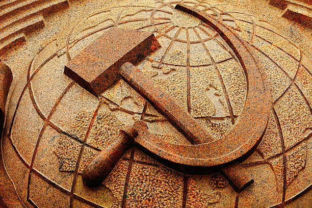 ruso martillo comunista y células falciformes mármol, símbolo de unión soviética - hoz y martillo fotografías e imágenes de stock
