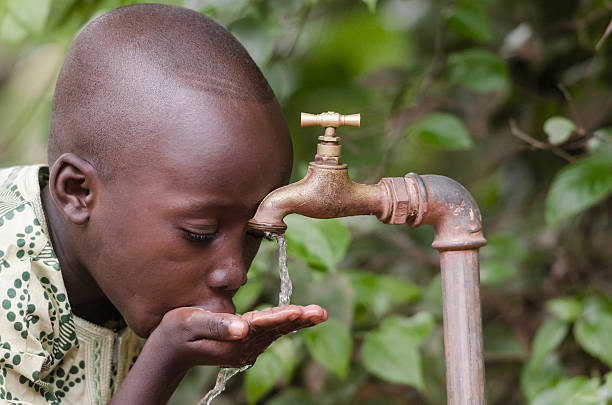 problematiche sociali: ragazzo africano in bisogno di acqua pulita. - nigerian culture men africa african culture foto e immagini stock