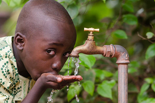 vi è venuta sete bambino nero africano bere acqua pulita fresca, toccando - african descent healthy lifestyle people water foto e immagini stock