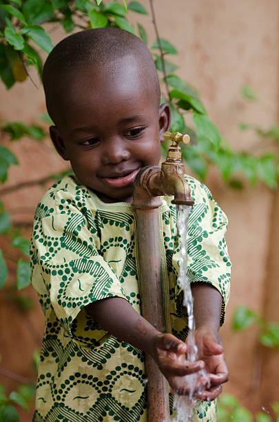 young african boy 質問をきれいな水でタップ - cleaning environment clean earth ストックフォトと画像