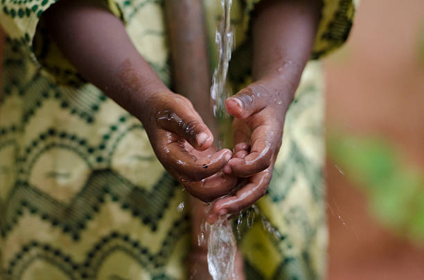 niños africanos proyecto de recogida de agua limpia fresca símbolo - baby child poverty water fotografías e imágenes de stock