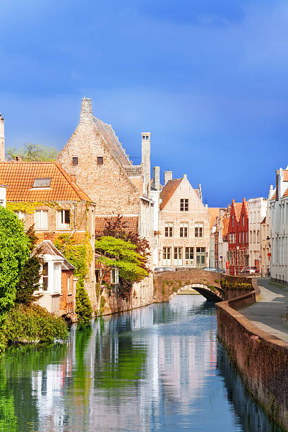 sint-annarei vista para o canal durante o verão, bruges - bruges belgium history scenics - fotografias e filmes do acervo