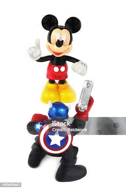 Disneys Mickey Mouse Y Disfrute Del Capitán America Foto de stock y más banco de imágenes de Marvel Comics