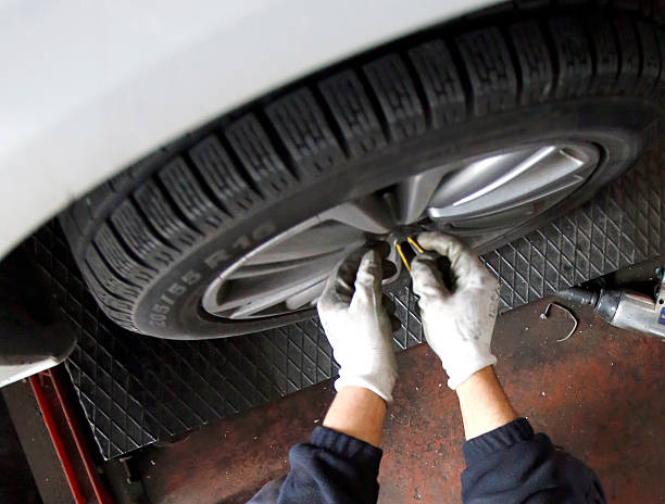 alterar o pneu - mechanic auto repair shop manual worker men - fotografias e filmes do acervo