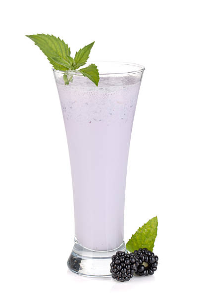 blackberry lait smoothie à la menthe - milk shake smoothie blackberry isolated photos et images de collection