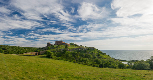 hammershus na wyspa bornholm w danii - hammershus bornholm island denmark island zdjęcia i obrazy z banku zdjęć