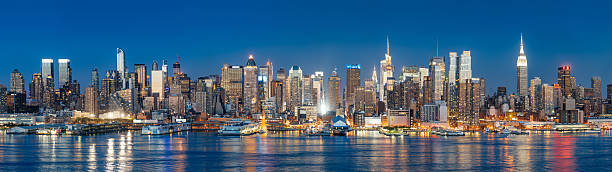 skyline di new york - manhattan new york city night skyline foto e immagini stock