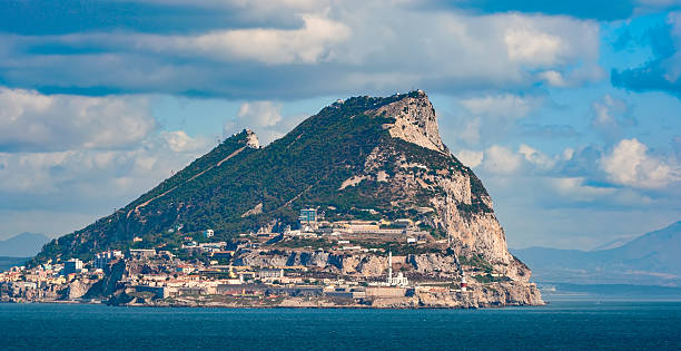 gibraltar, em um dia ensolarado da baía - rock of gibraltar - fotografias e filmes do acervo