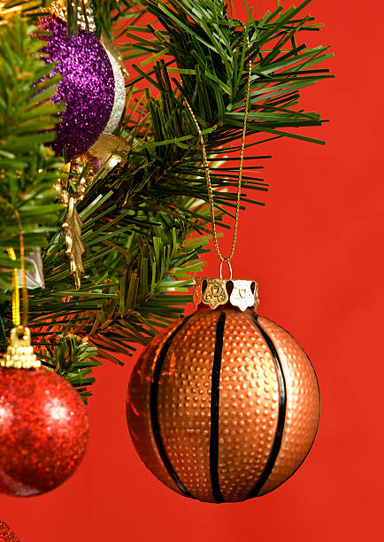 basquete com bola de árvore de natal sobre fundo vermelho - christmas decoration photography themes christmas ornament - fotografias e filmes do acervo