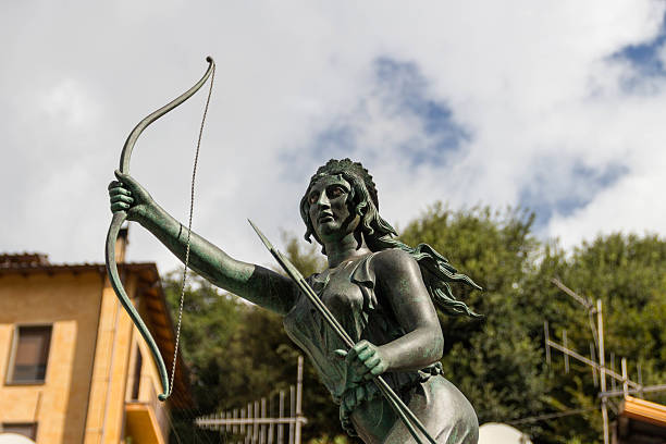 goddess hunter diana fountain in nemi 2 - godin stockfoto's en -beelden