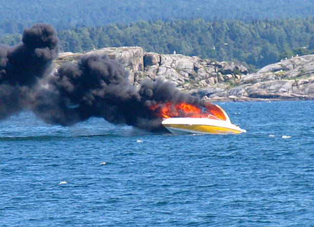 Yacht explode em chamas causados por vazamento de gás - foto de acervo