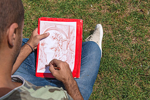 young artist mientras dibujo - foto de stock