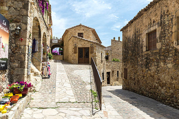 medieval street en cataluña - restore ancient ways fotografías e imágenes de stock