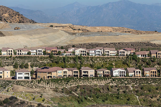 porter ranch californie colline de construction de maisons - northridge photos et images de collection