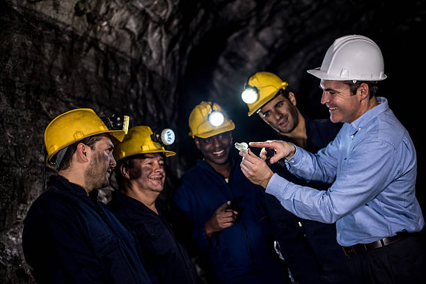 ingeniero hablando con un grupo de mineros en la mina - sales manager fotografías e imágenes de stock