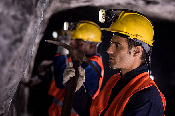 grupo de mineros que trabajan en la mina - mine of salt fotografías e imágenes de stock