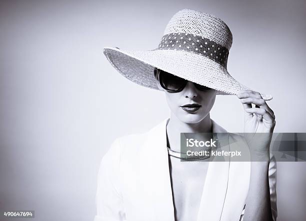 Mujer En El Sombrero Foto de stock y más banco de imágenes de Alta costura - Alta costura, Mujeres, Una sola mujer