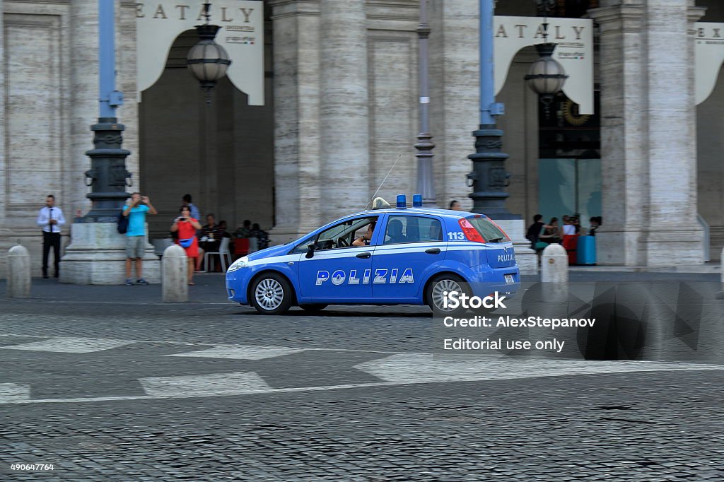 Foto de Polícia Corrida De Carro Pela Rua Em Roma Itália e mais