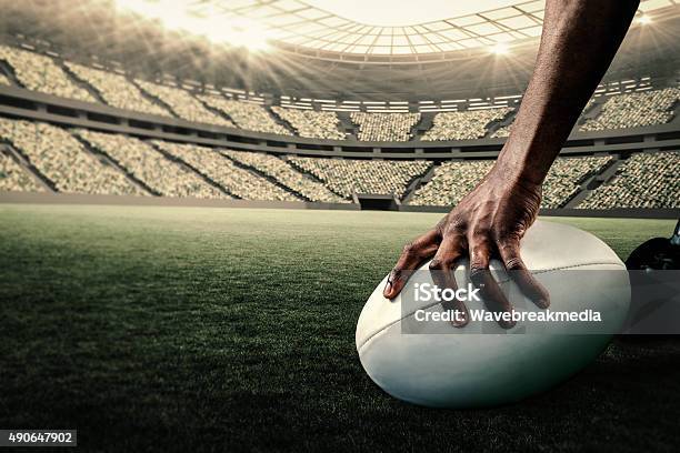 Compositebild Der Rugbyspieler Hält Den Ball Stockfoto und mehr Bilder von Rugby - Sportart - Rugby - Sportart, Rugbyball, Stadion