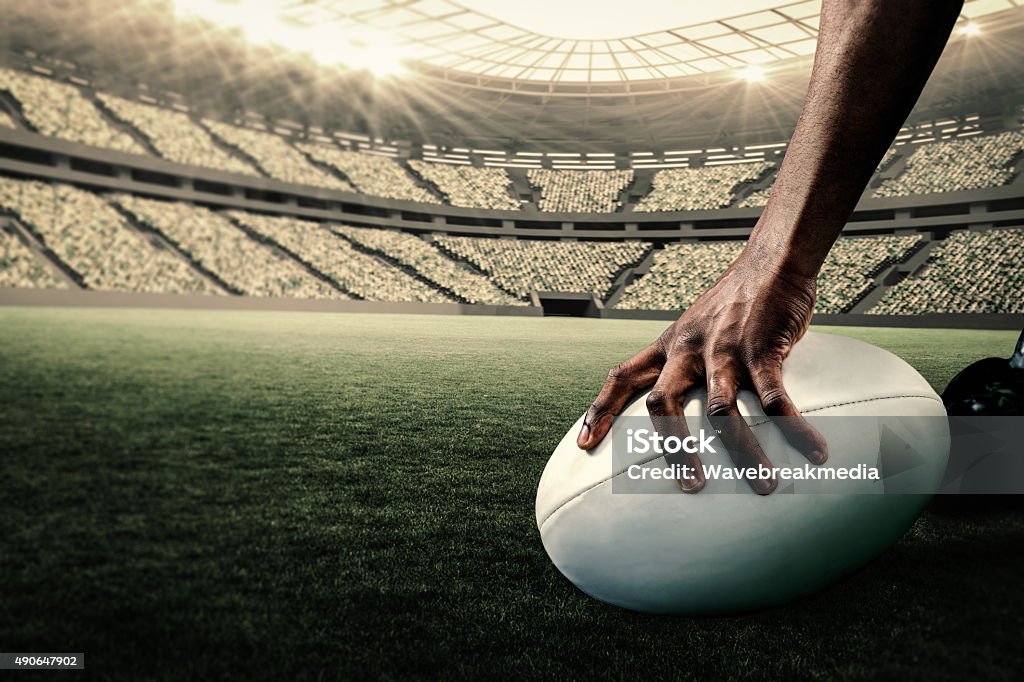 Imagem composta segurando a bola de Jogador de rugby - Foto de stock de Rugby - Esporte royalty-free