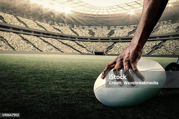Foto de Imagem Composta Segurando A Bola De Jogador De Rugby e mais fotos de stock de Rugby - Esporte