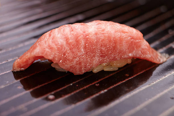bœuf suchi nigiri - sushi styles photos et images de collection