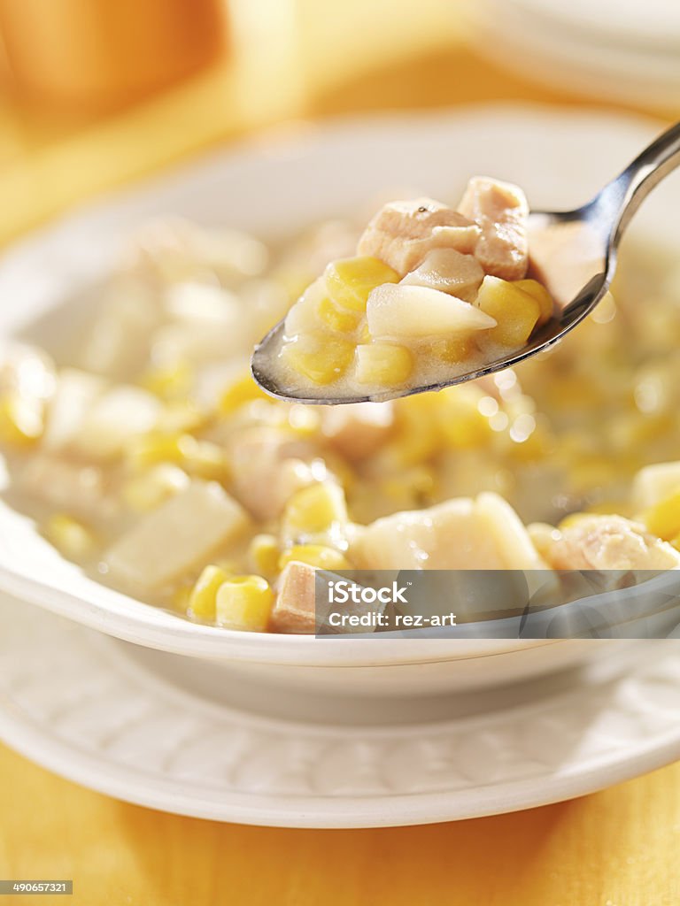 spoonful de soupe de maïs - Photo de Soupe de fruits de mer au bourbon libre de droits