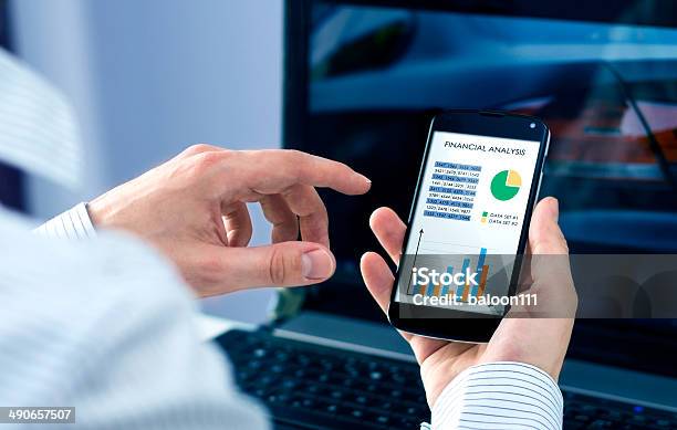 Foto de Empresário Verifica A Análise Financeira e mais fotos de stock de Aplicação móvel - Aplicação móvel, Investimento, Poupança