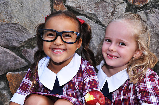 due graziosi geeky scuola ragazze - old fashioned retro revival apple togetherness foto e immagini stock