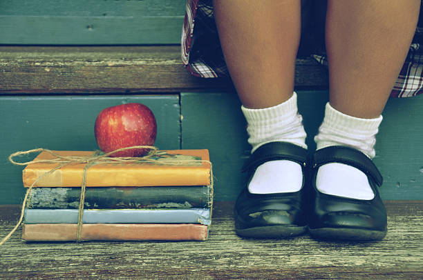 powrót do szkoły - book child staircase steps zdjęcia i obrazy z banku zdjęć