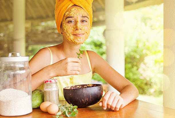caucasico ragazza con maschera viso naturale - baking flour ingredient animal egg foto e immagini stock