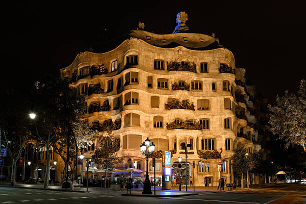noite vista da casa mila, barcelona - la pedrera imagens e fotografias de stock