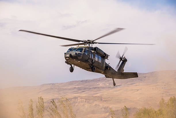 uh - 60 blackhawk helicóptero militar - rellano fotografías e imágenes de stock