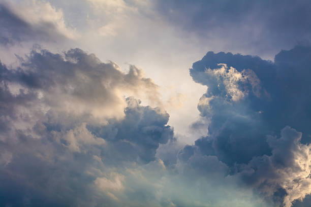 cielo y las nubes - moody sky fotografías e imágenes de stock