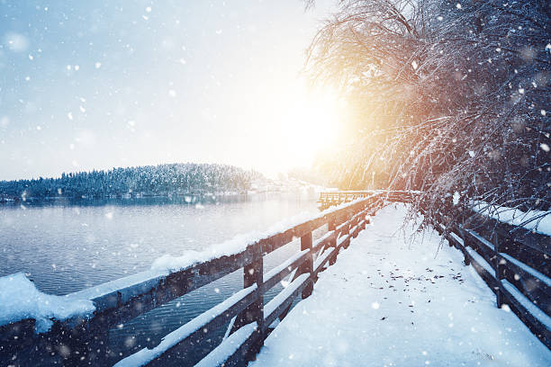 idílico frozen de trilha de pedestres - sunrise mountain winter arctic - fotografias e filmes do acervo
