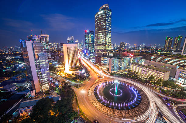 bundaran hi jakarta wahrzeichen bei nacht - indonesien stock-fotos und bilder