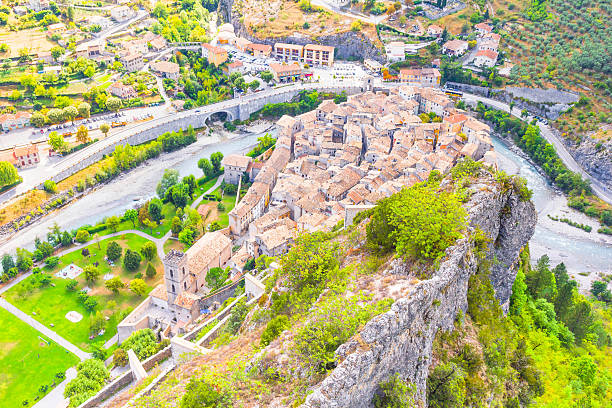 vista de entrevaux, sul da frança - castle combe imagens e fotografias de stock