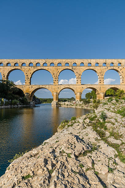 pont du gard, antiguo roman's bridge en provence, francia - aqueduct roman ancient rome pont du gard fotografías e imágenes de stock