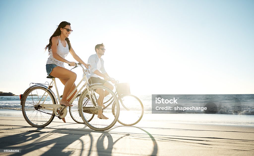 Tome un paseo bajo el sol - Foto de stock de Andar en bicicleta libre de derechos