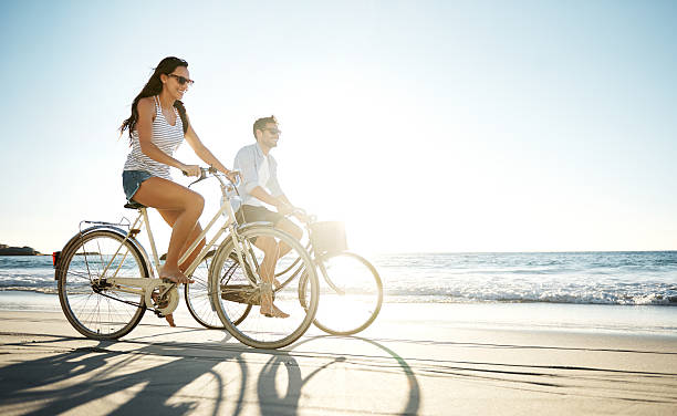 przyjmowanie jazdy na słońcu - young adult beach people cheerful zdjęcia i obrazy z banku zdjęć