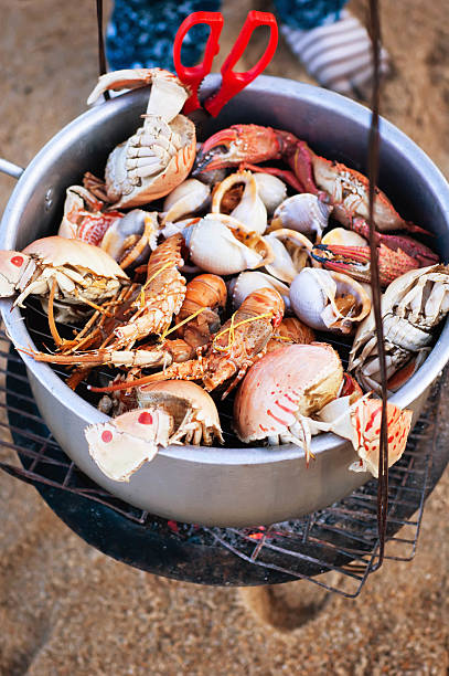 cozido e mariscos frutos do mar na praia de vietnamita - escargot snail seafood freshness imagens e fotografias de stock